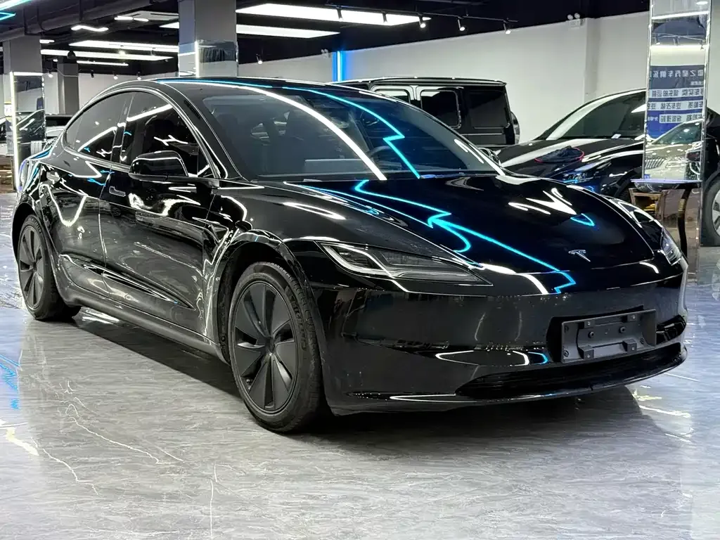 Tesla Model 3 — фото 1