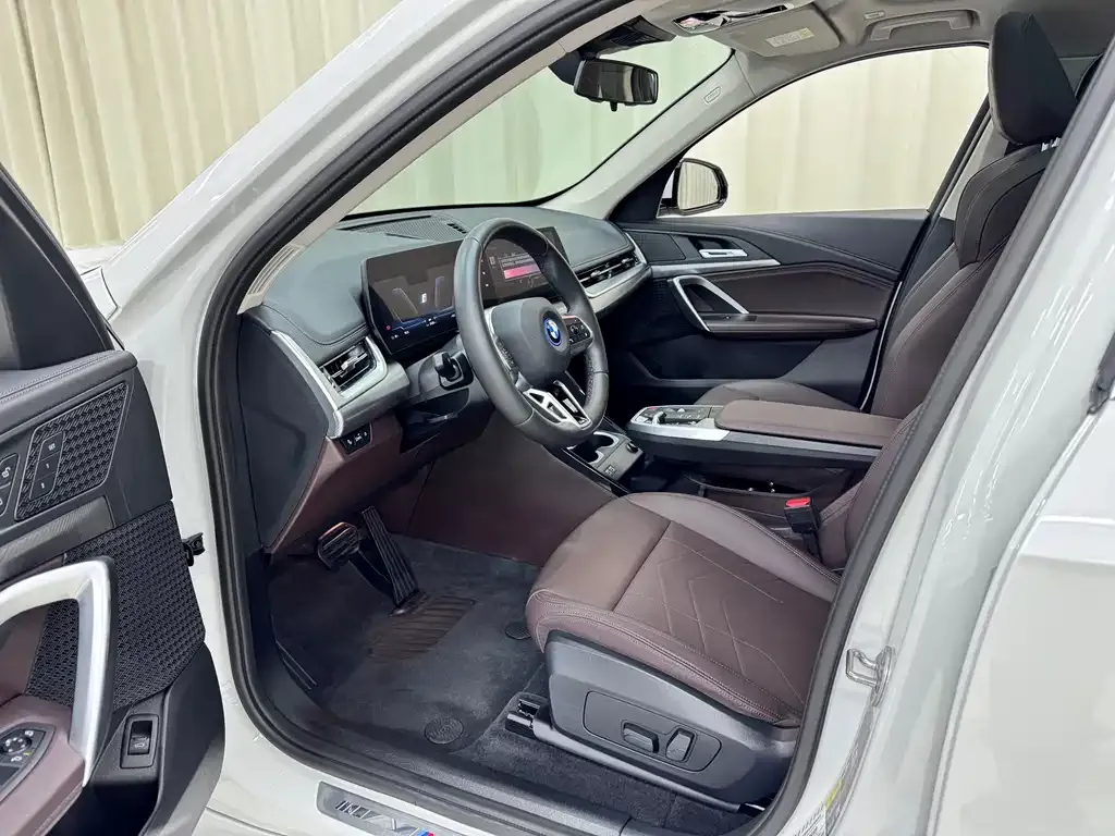 BMW iX1 2024 из CN, фото 3