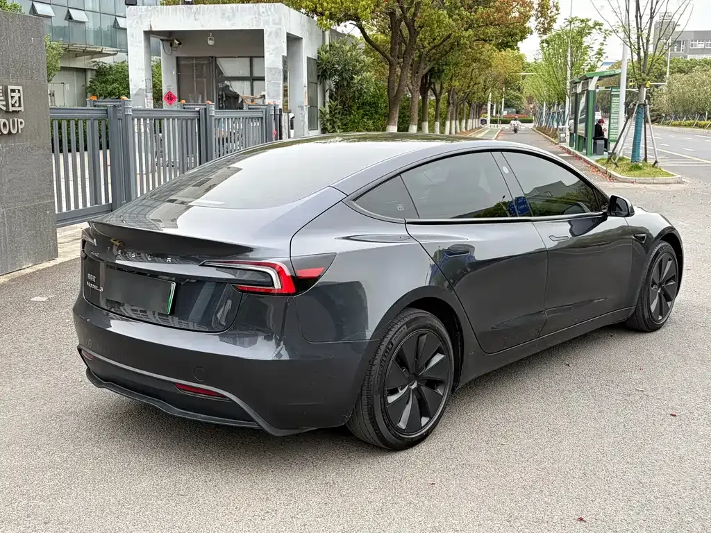 Tesla Model 3 — фото 7