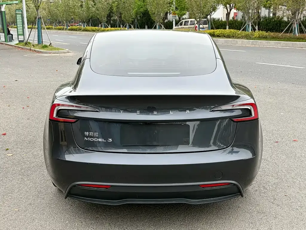 Tesla Model 3 — фото 8