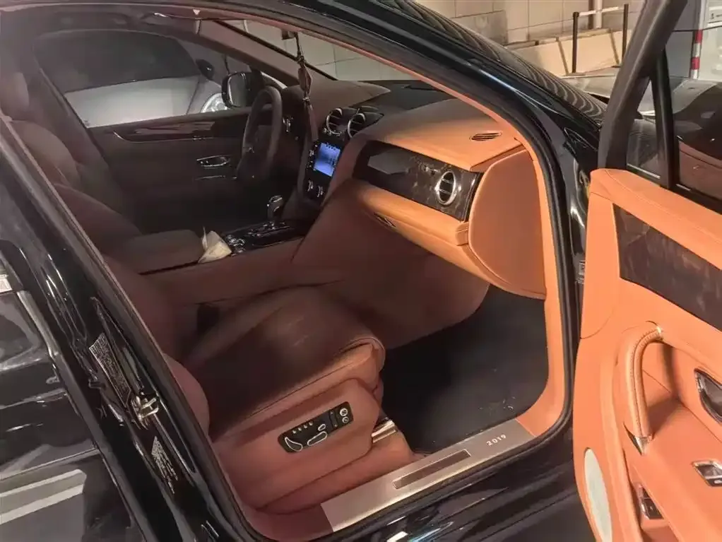Bentley Bentayga PHEV 2023 из CN, фото 5
