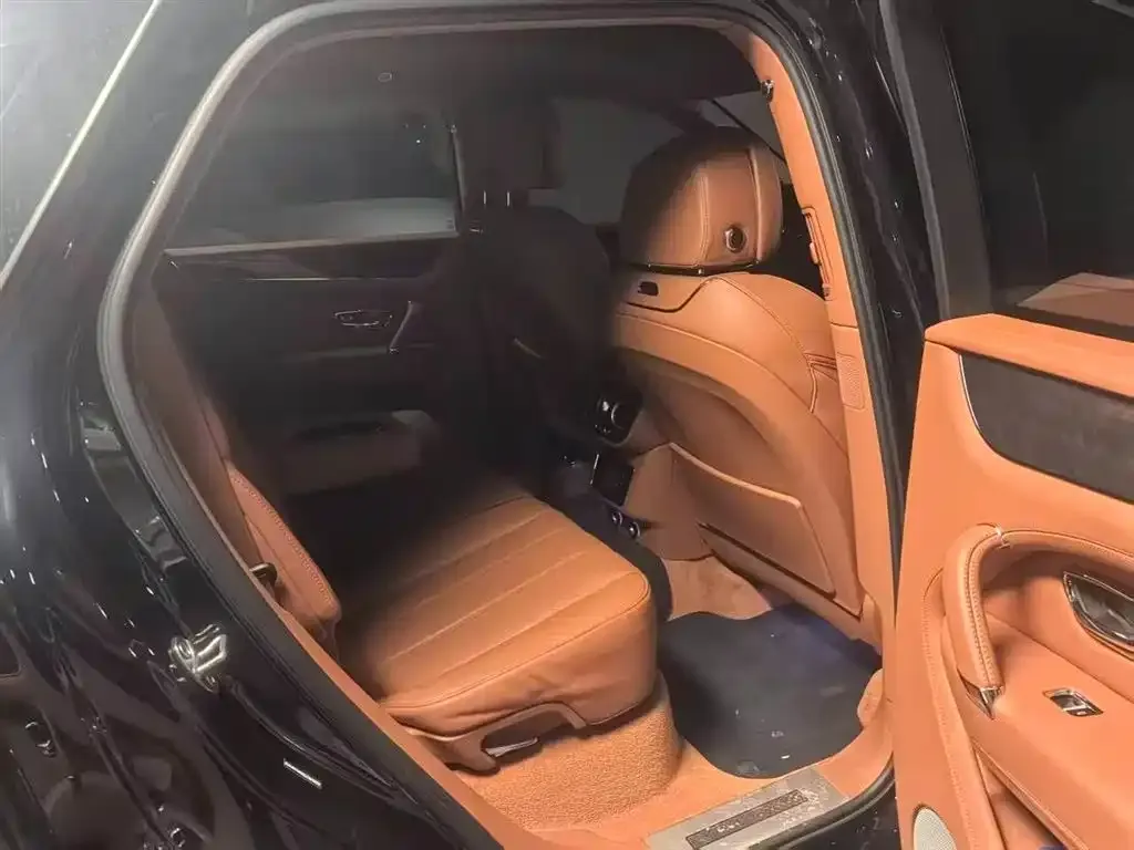 Bentley Bentayga PHEV 2023 из CN, фото 2