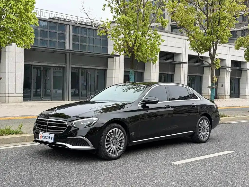Mercedes-Benz E-Class — фото 1