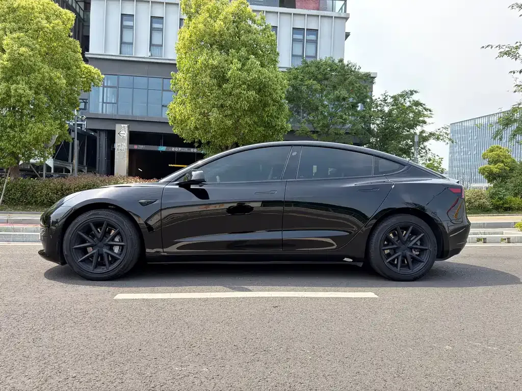 Tesla Model 3 — фото 10