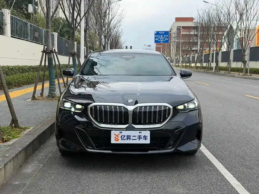 BMW 5 Series — фото 9