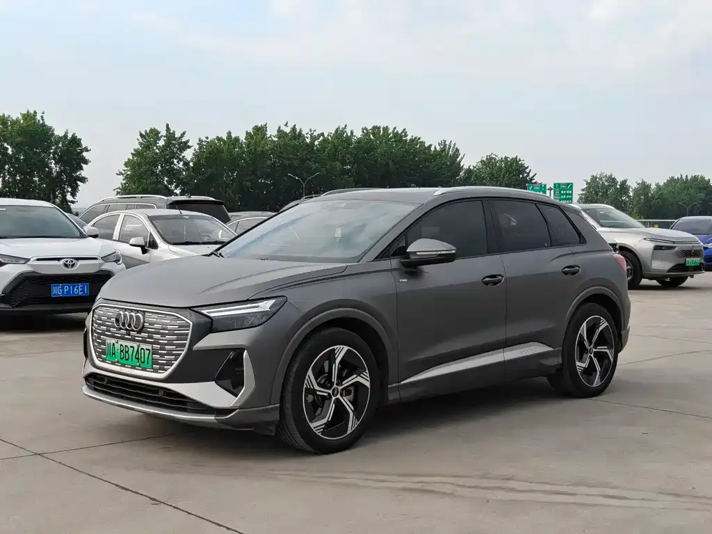 Audi Q4 e-tron — фото 1