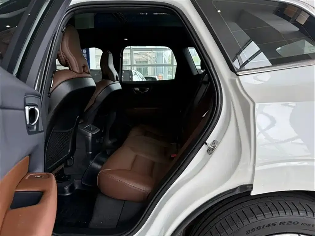 Volvo XC60 PHEV 2022 из CN, фото 2