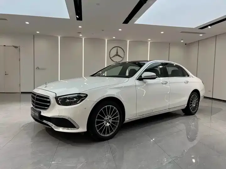 Mercedes-Benz E-Class — фото 1