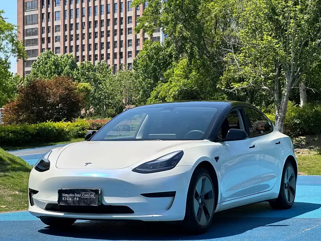 Tesla Model 3 — фото 1