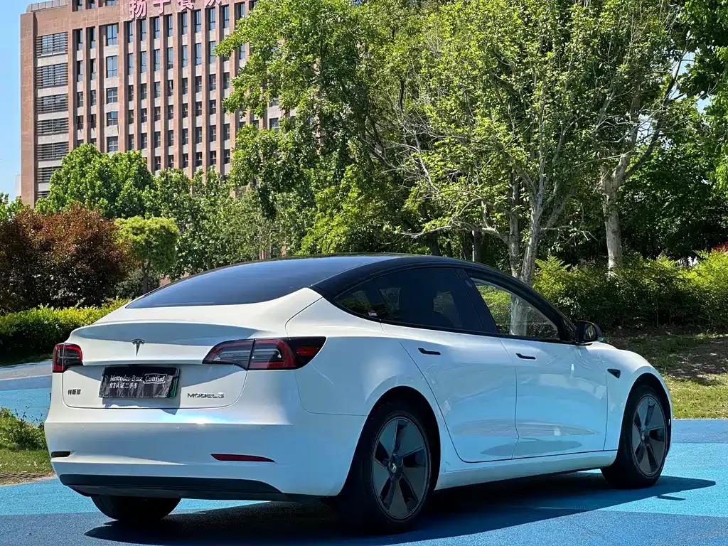Tesla Model 3 — фото 8