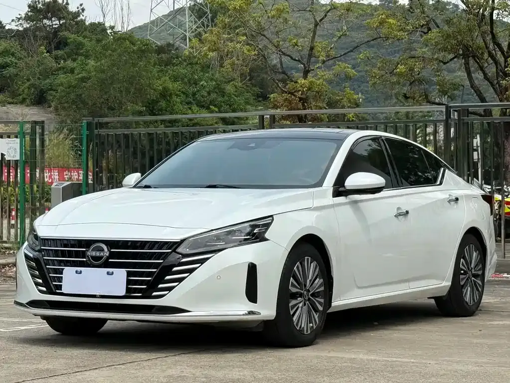 Nissan Teana — фото 1