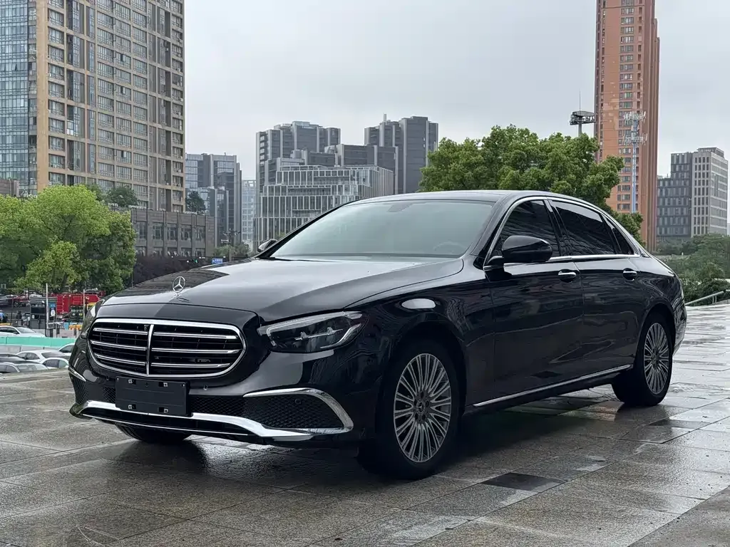 Mercedes-Benz E-Class — фото 1