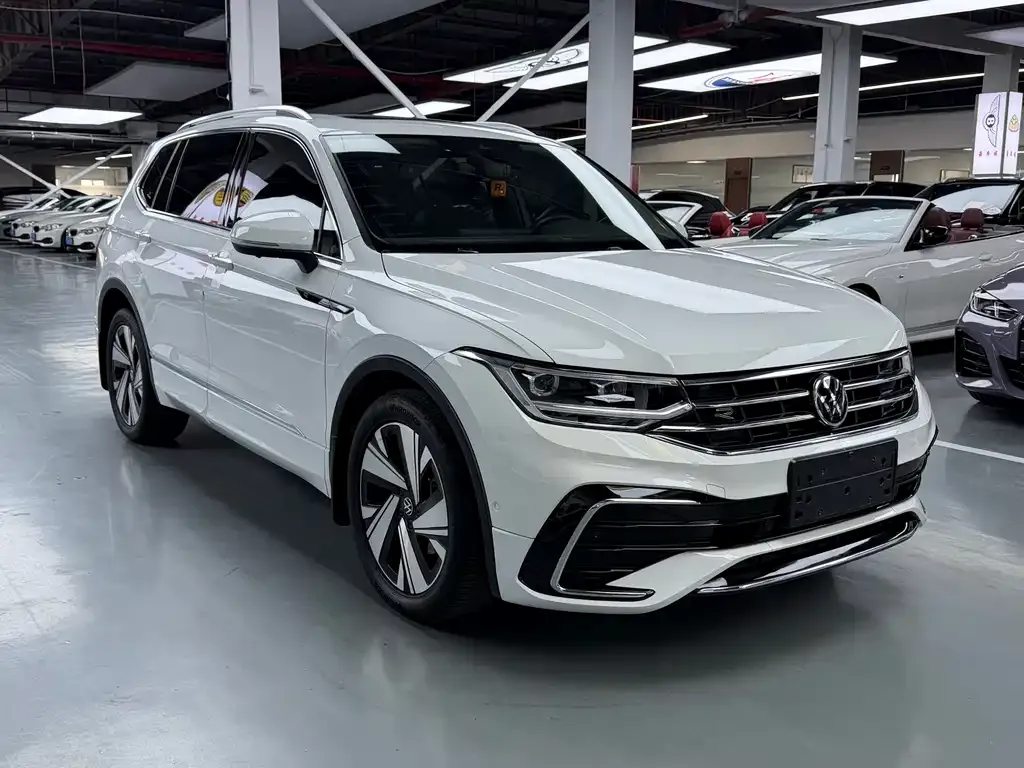 Volkswagen Tiguan L — фото 10