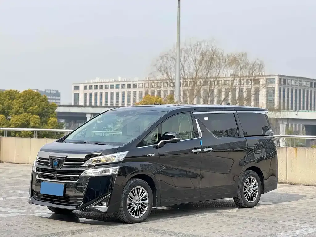 Toyota Vellfire — фото 1