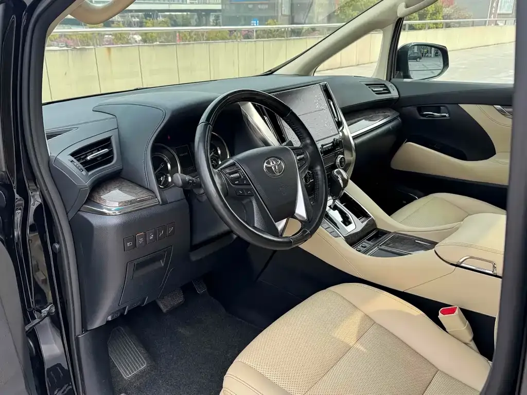 Toyota Vellfire — фото 9
