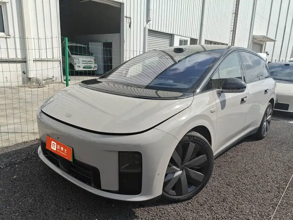 Li Auto i8 — фото 1