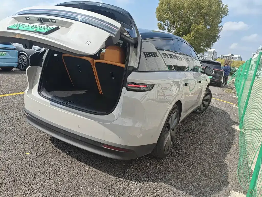 Li Auto i8 — фото 7