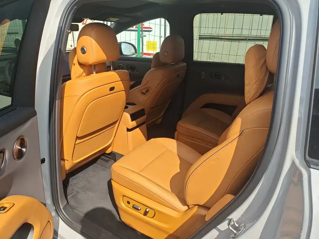 Li Auto i8 — фото 3