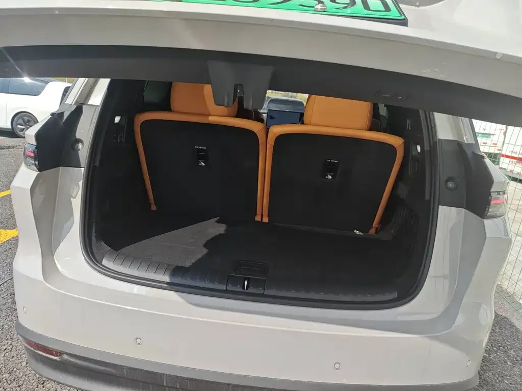 Li Auto i8 — фото 5