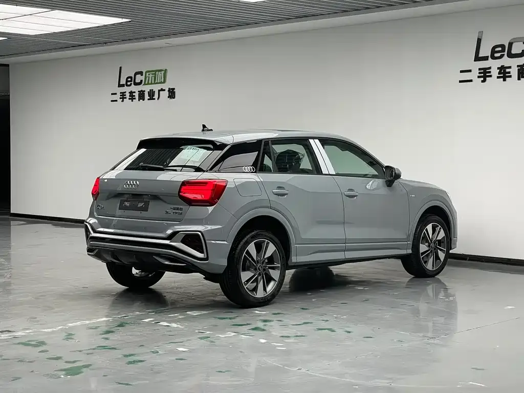 Audi Q2L — фото 10