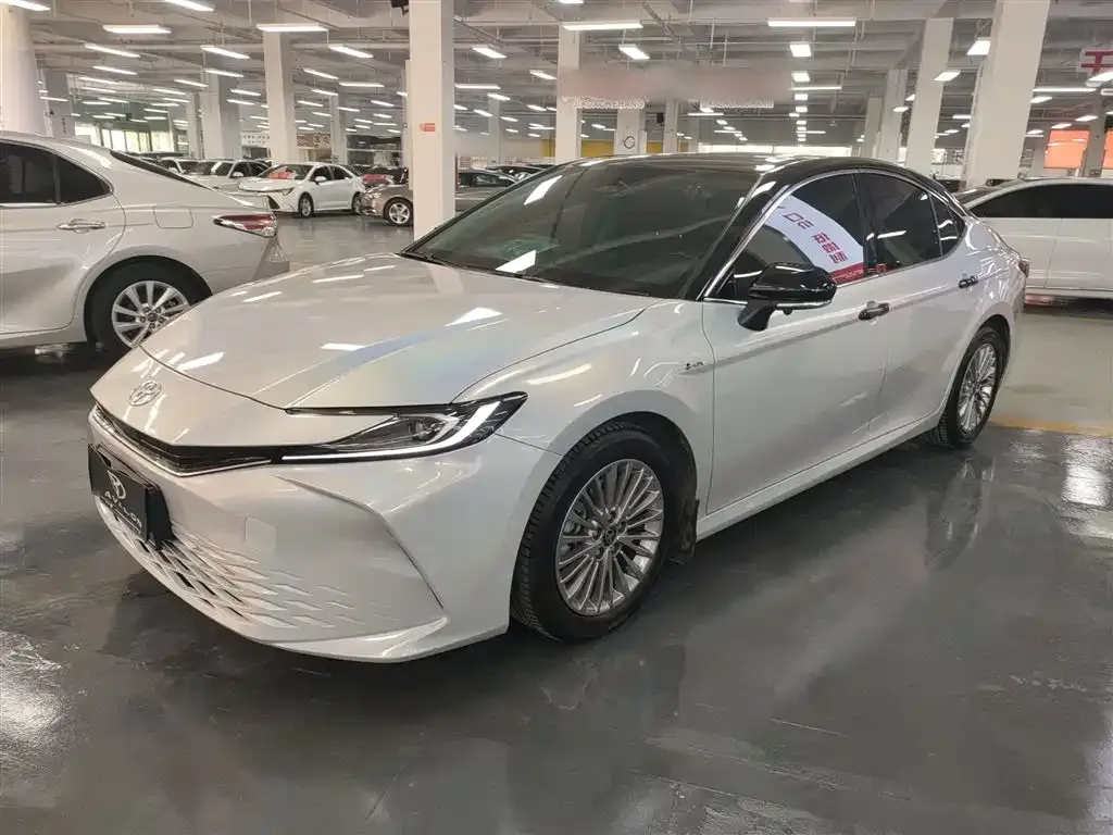 Toyota Camry — фото 1