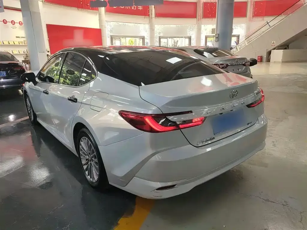 Toyota Camry — фото 4