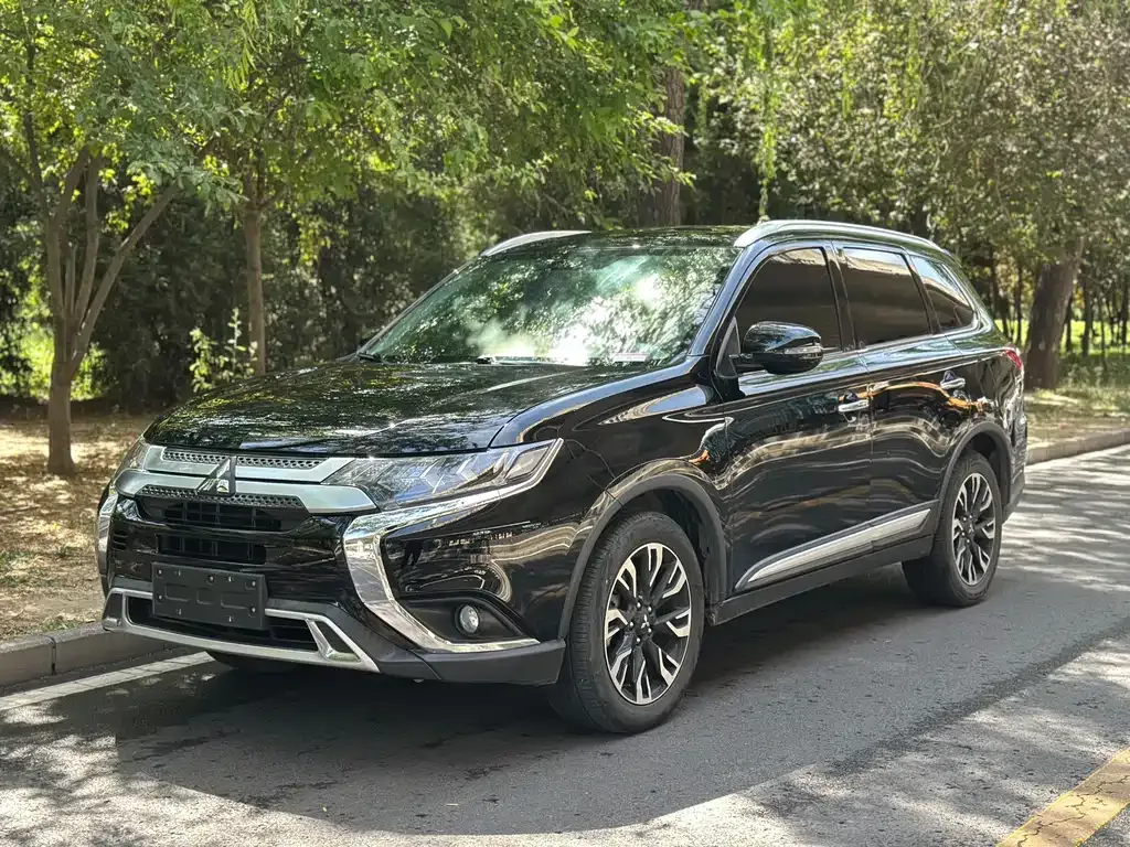 Mitsubishi Outlander — фото 1
