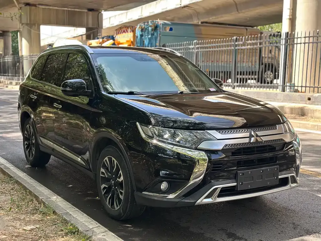 Mitsubishi Outlander — фото 7