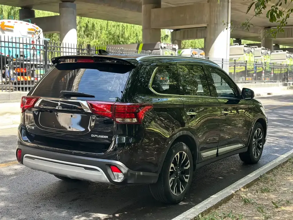 Mitsubishi Outlander — фото 10