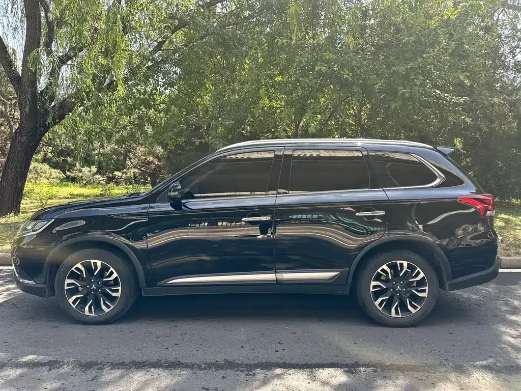 Mitsubishi Outlander — фото 8