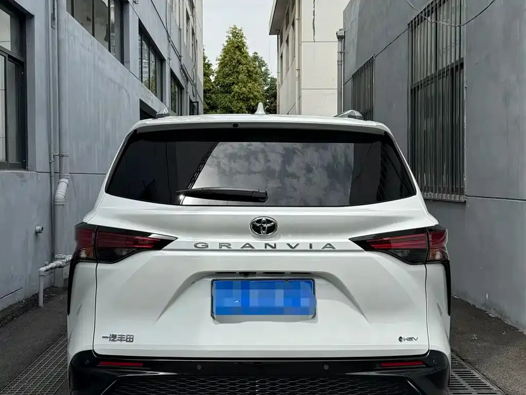 Toyota Granvia — фото 7