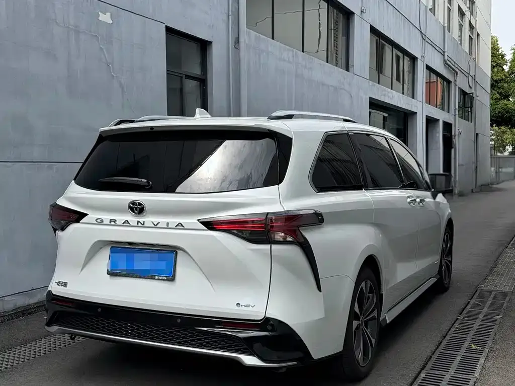 Toyota Granvia — фото 4