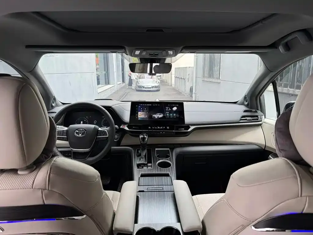 Toyota Granvia — фото 10