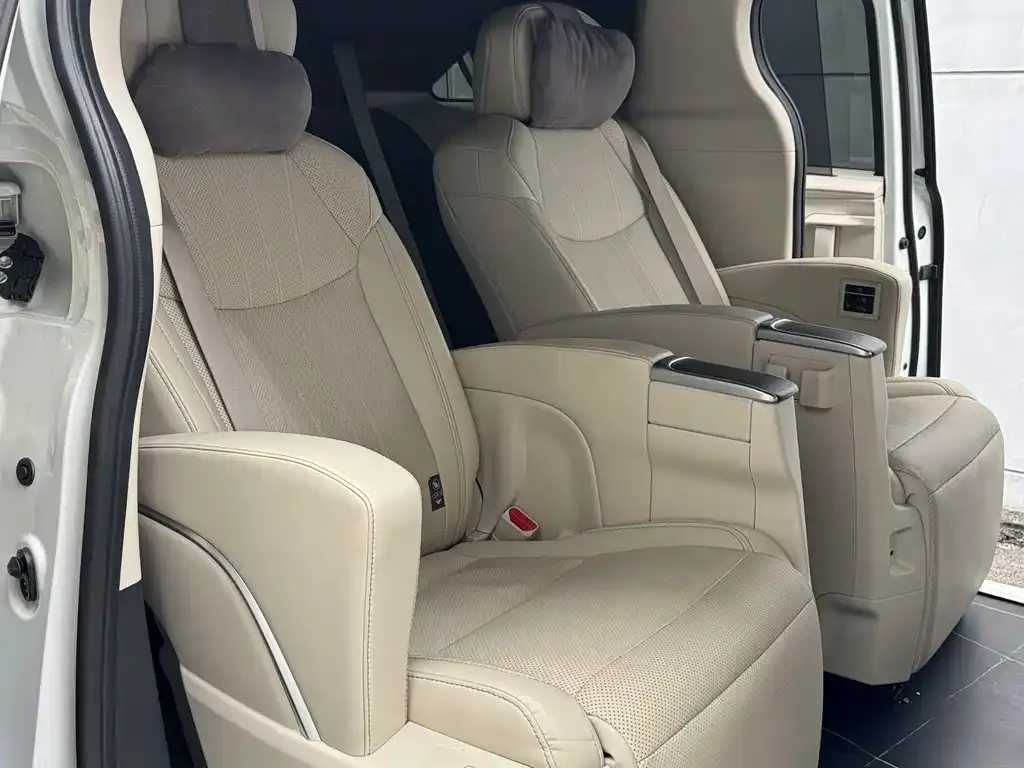 Toyota Granvia — фото 8