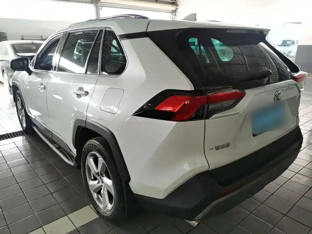 Toyota RAV4 — фото 7