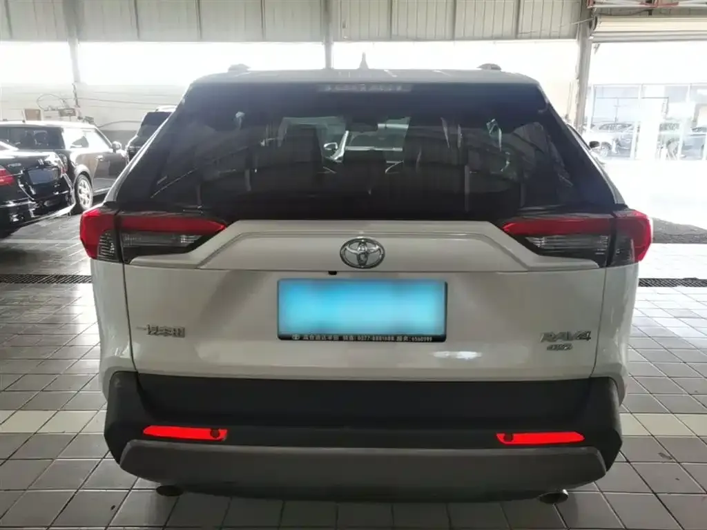 Toyota RAV4 — фото 2