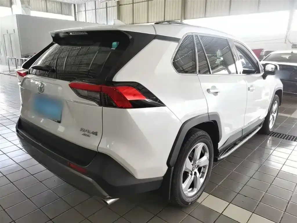Toyota RAV4 — фото 5