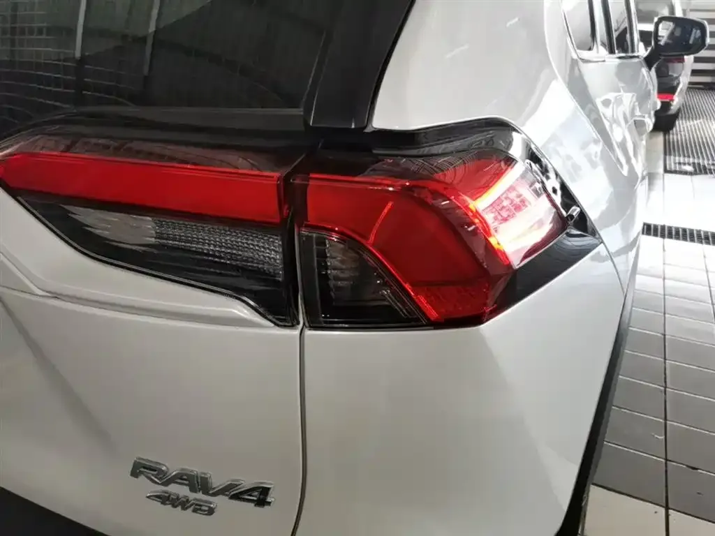 Toyota RAV4 — фото 8