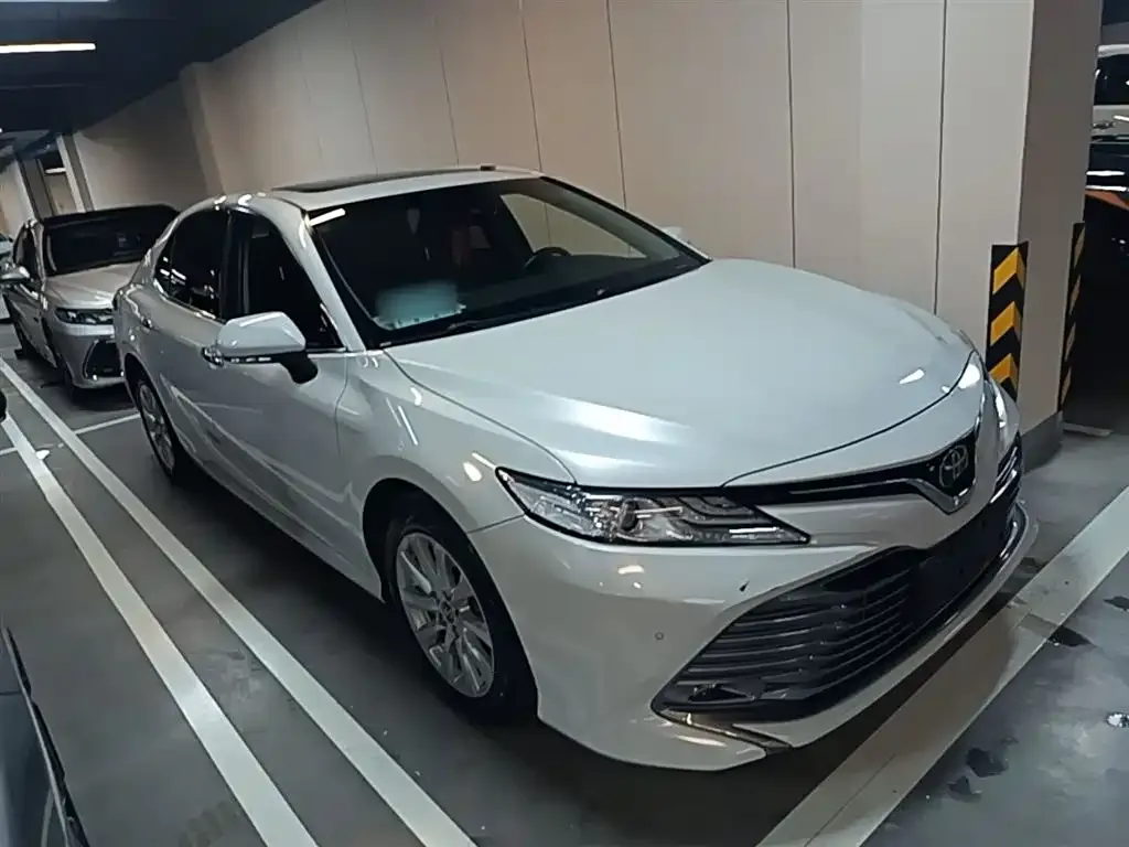 Toyota Camry — фото 2