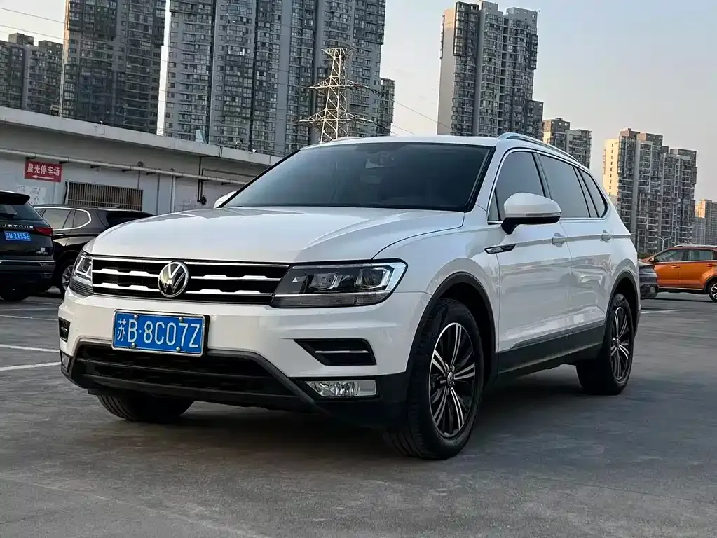 Volkswagen Tiguan L — фото 1