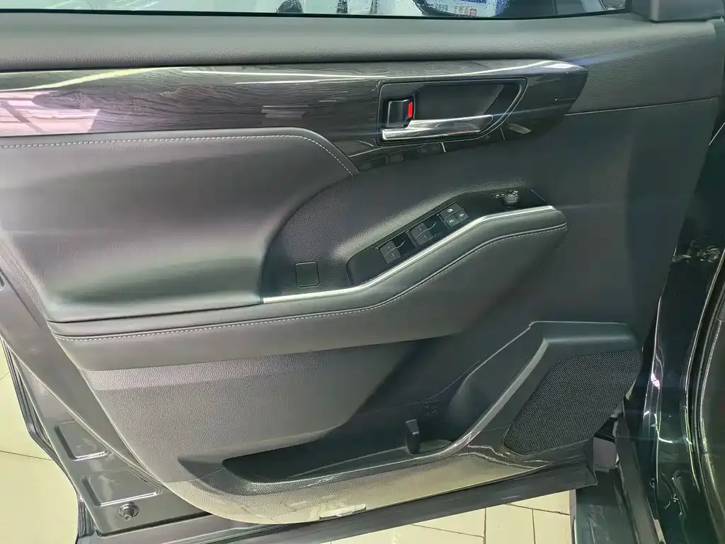 Toyota Crown Kluger 2023 из CN, фото 2