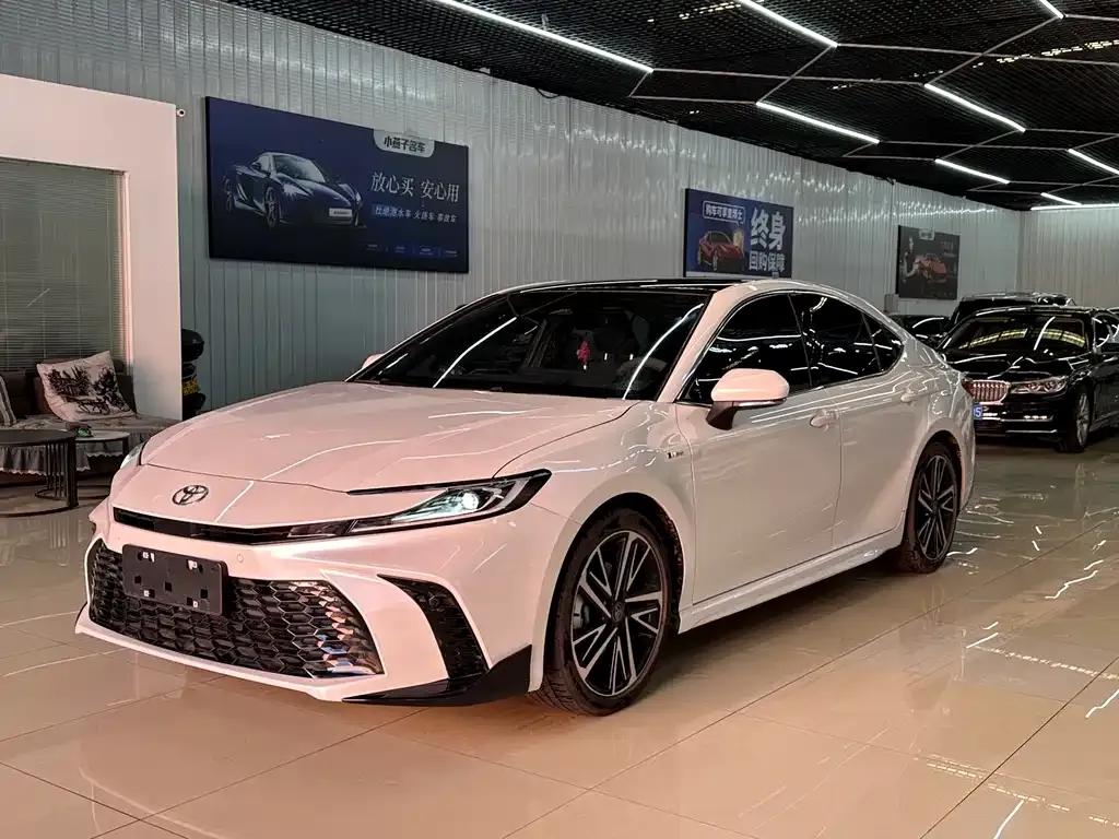 Toyota Camry — фото 1
