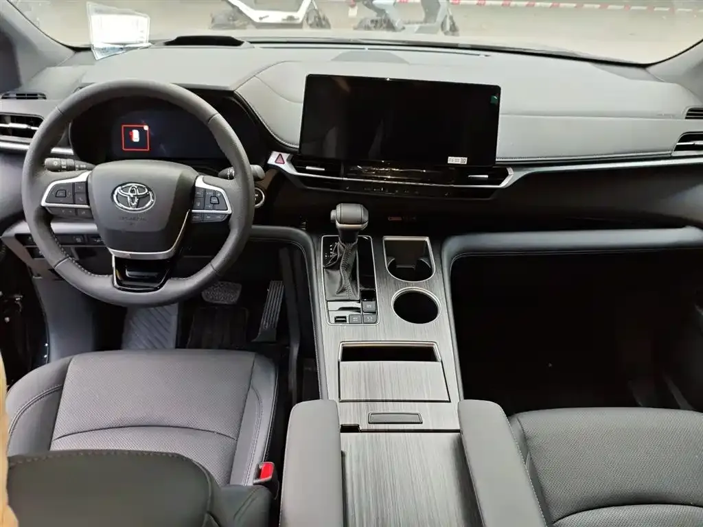 Toyota Granvia — фото 3