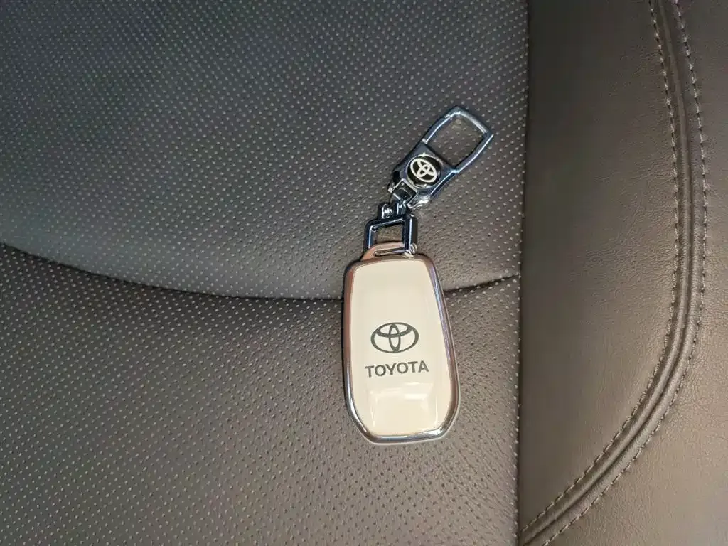 Toyota Granvia — фото 10