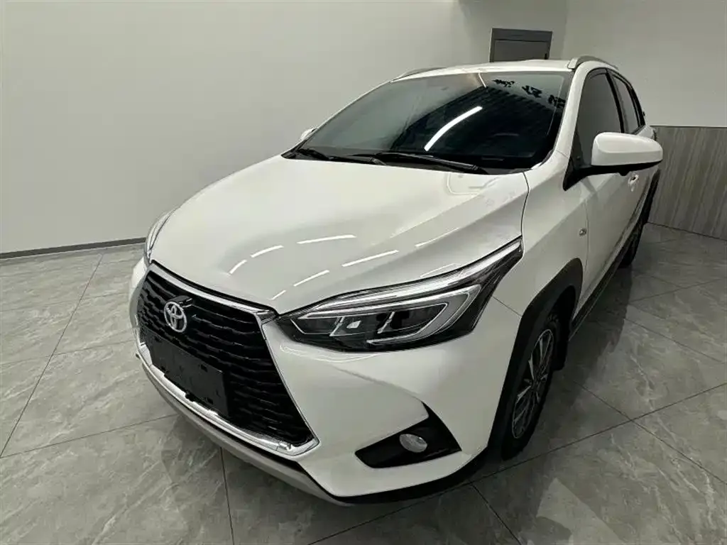 Toyota Yaris L — фото 1