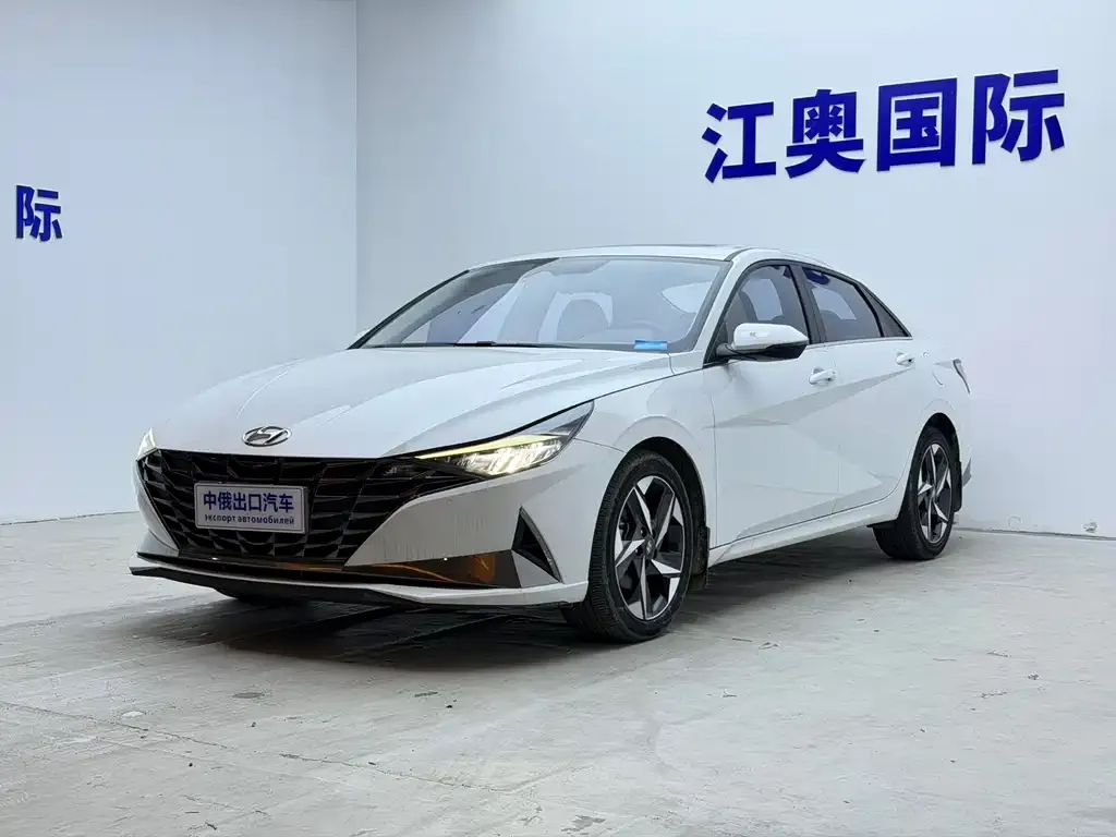 Hyundai Elantra — фото 1