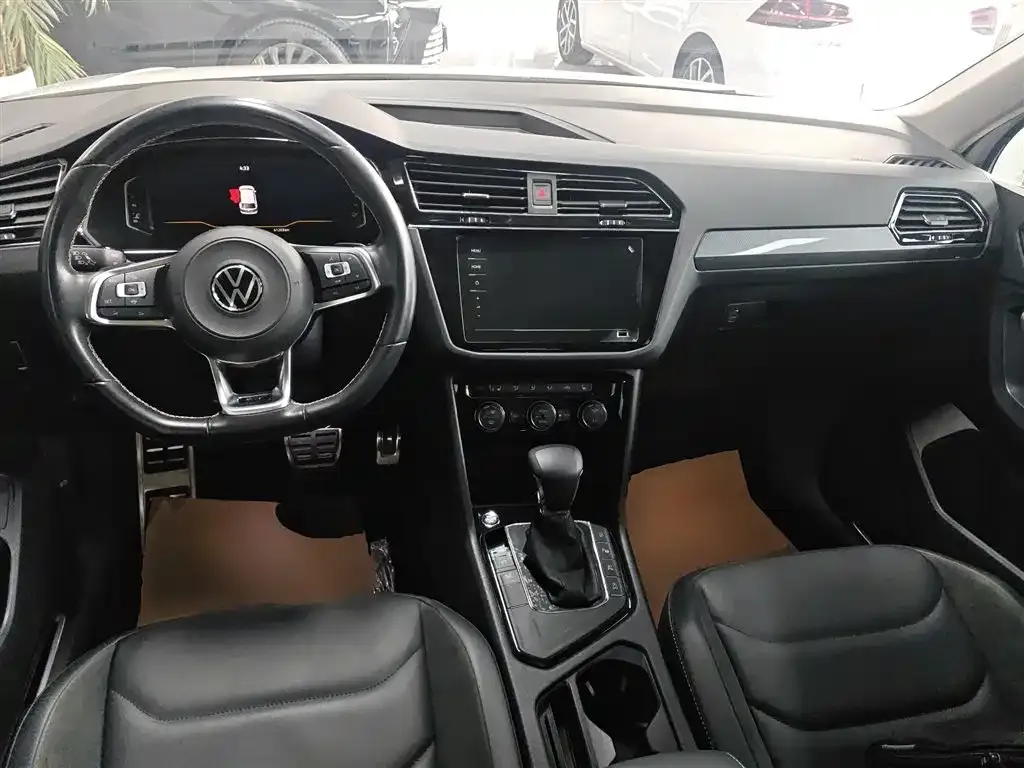 Volkswagen Tiguan L — фото 8