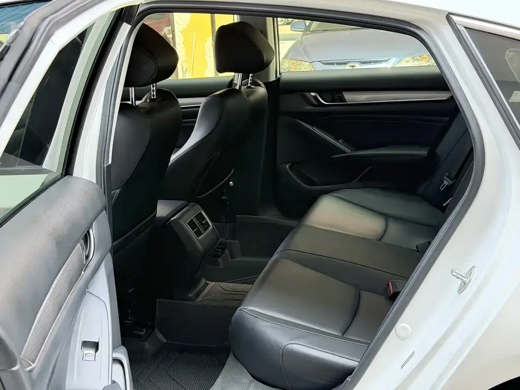 Honda Accord — фото 10