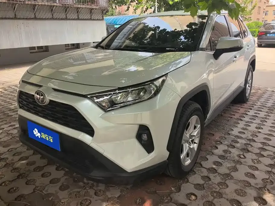 Toyota RAV4 — фото 1