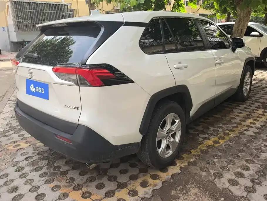 Toyota RAV4 — фото 7